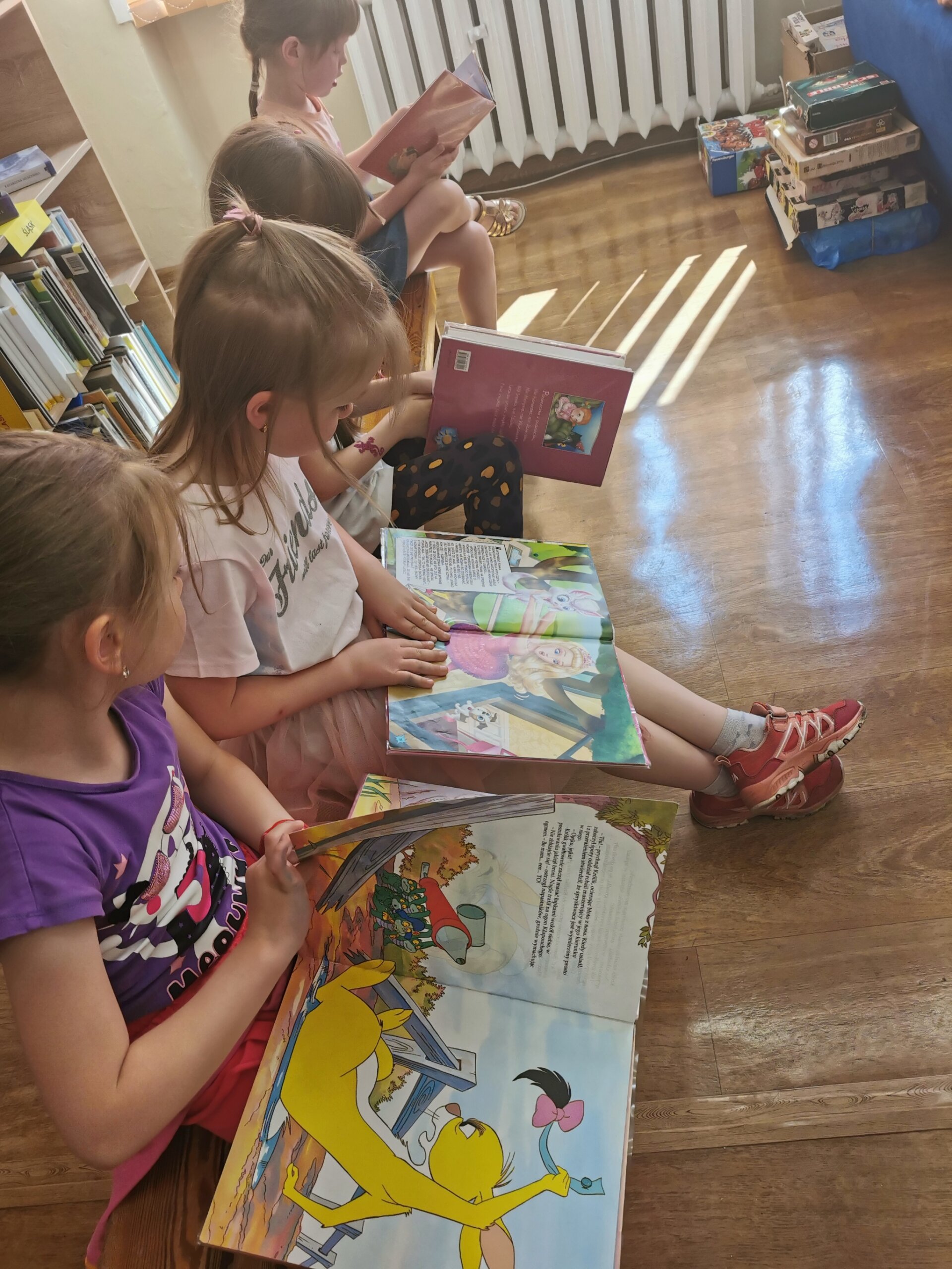 Dzieci czytają książki w bibliotece