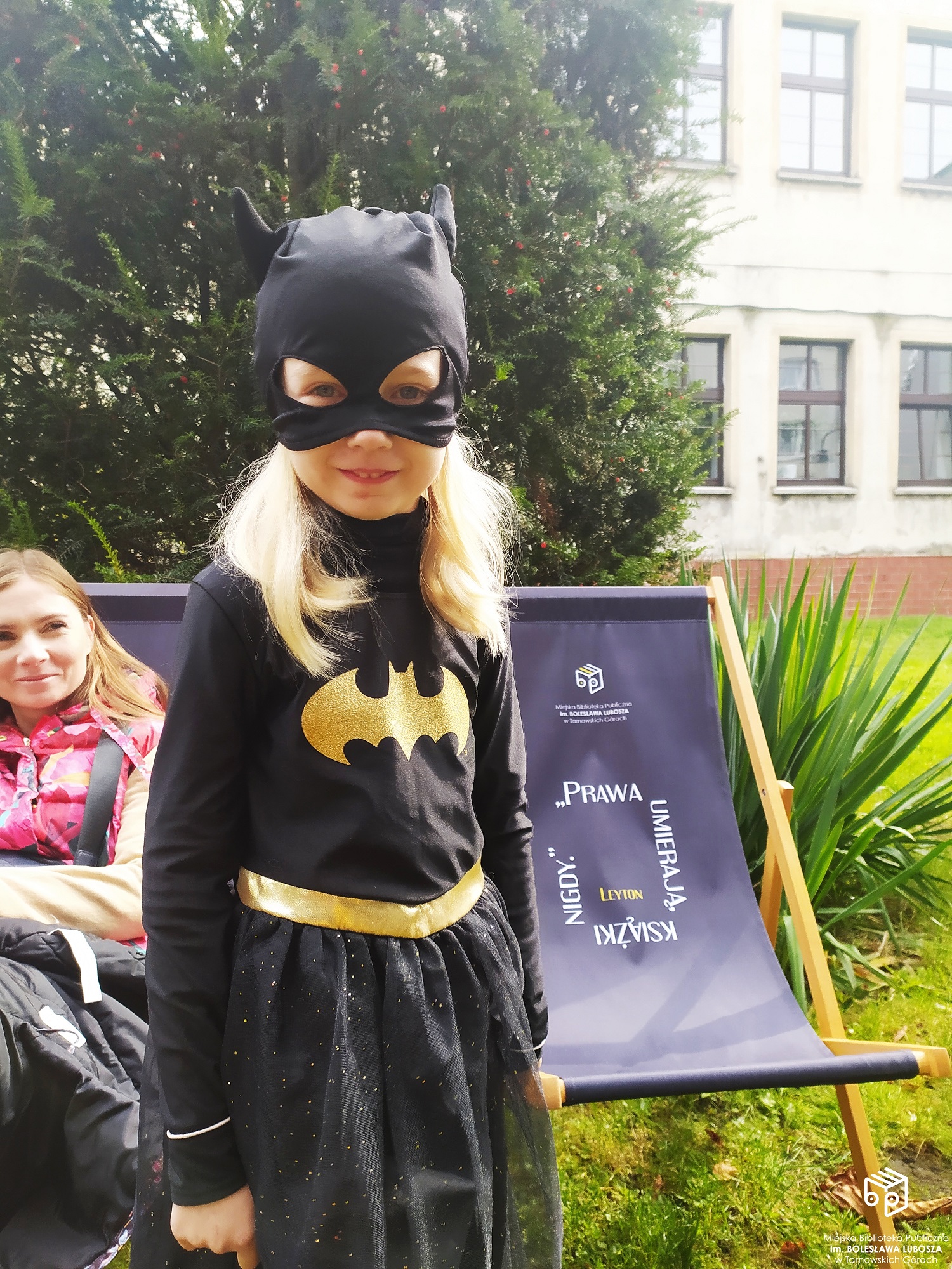 Mała uczestniczka przebrana za Batmana