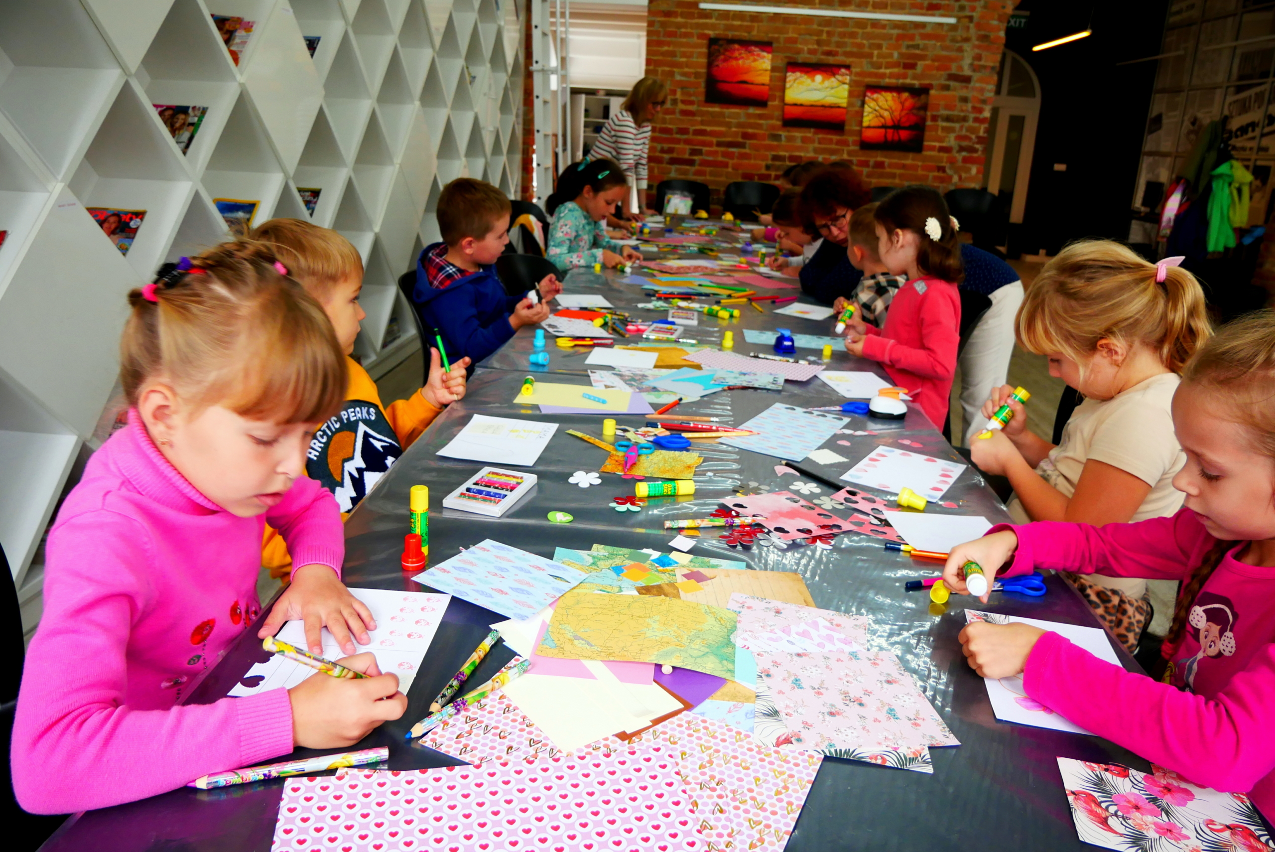 Dzieci rysuja kolorowe pocztówki
