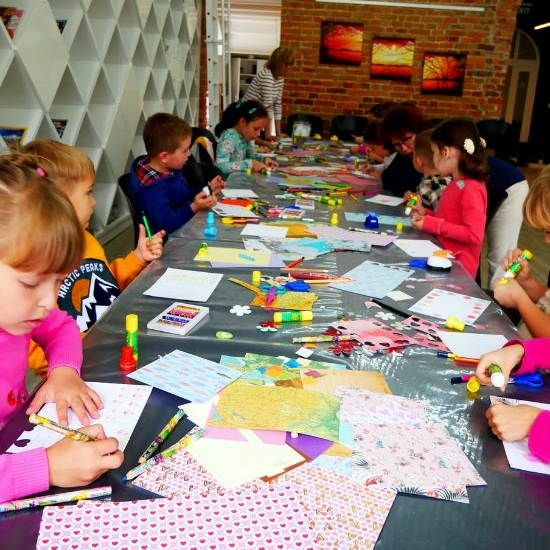 Dzieci wykonują kolorowe pocztówki