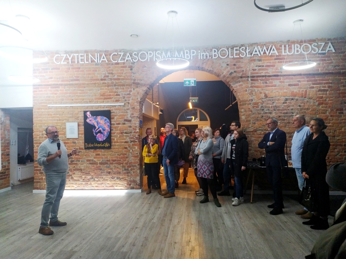 Marek Cieśliński opowiadający publiczności o swojej wystawie