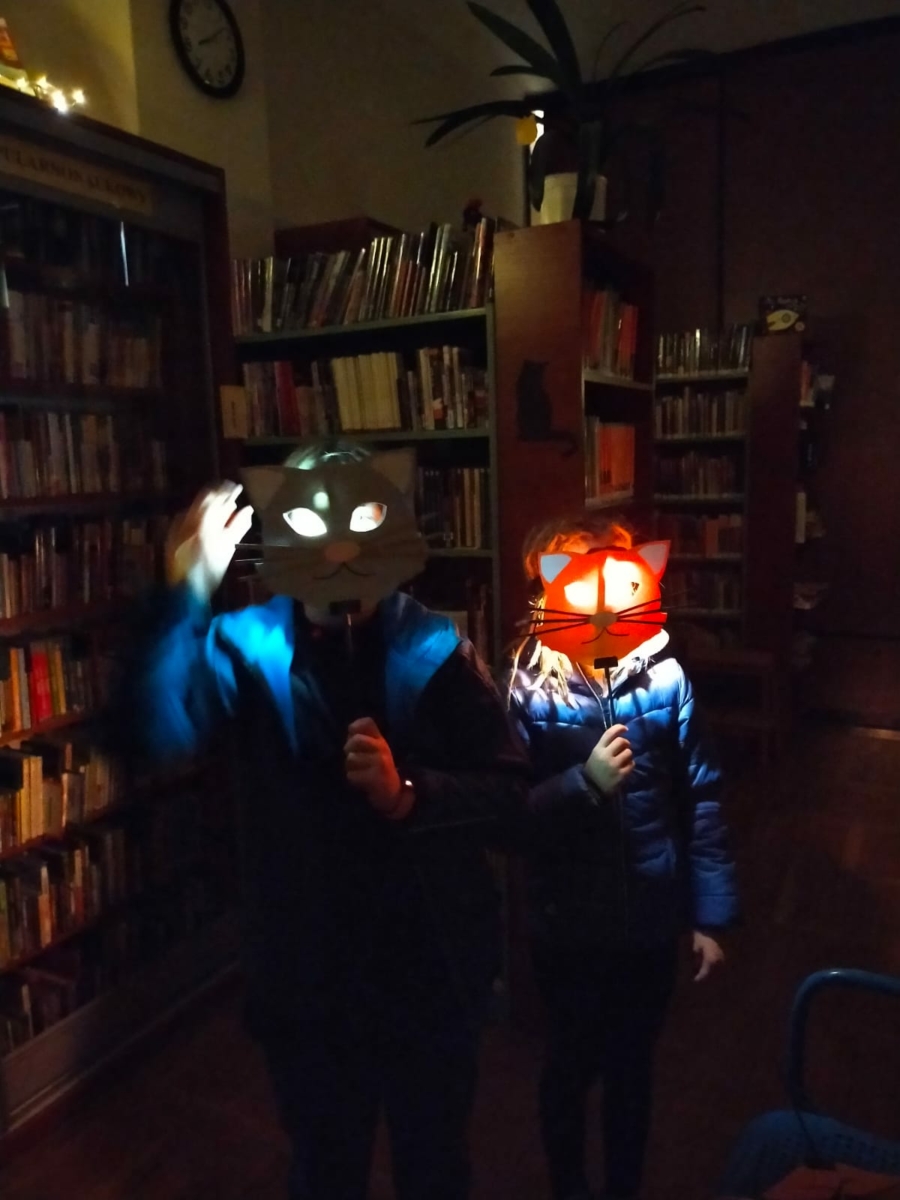 Dzieci pozujące w maskach kotów