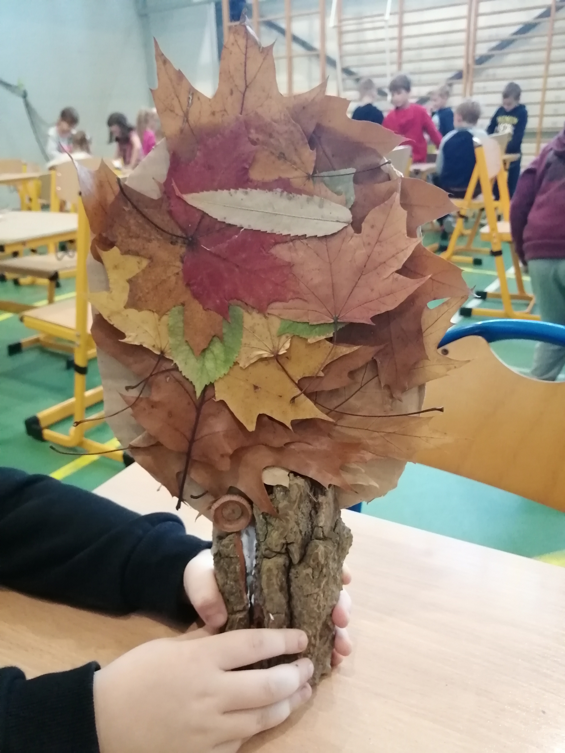 Drzewo wykonane z liści