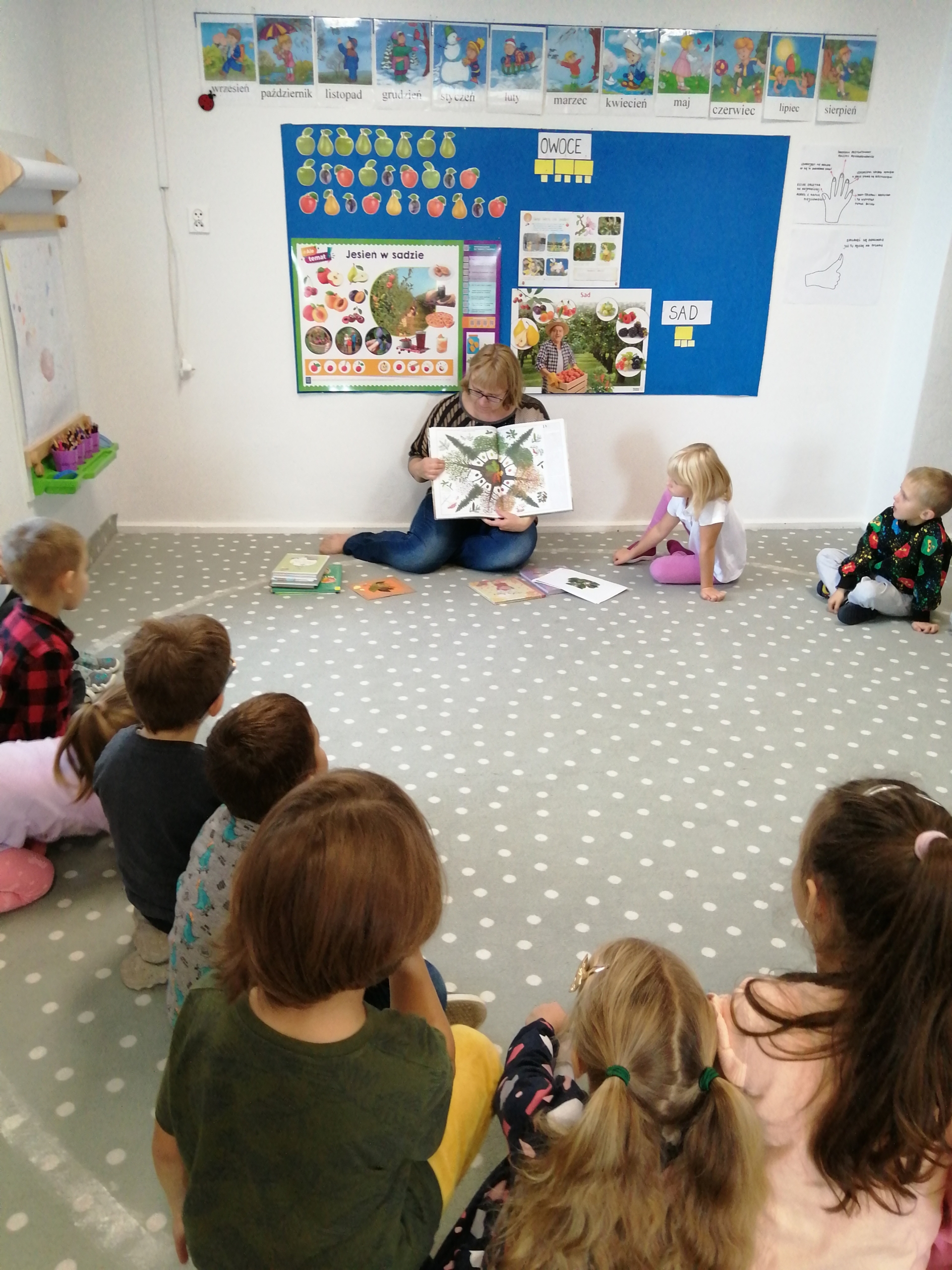 Bibliotekarka pokazująca dzieciom książkę