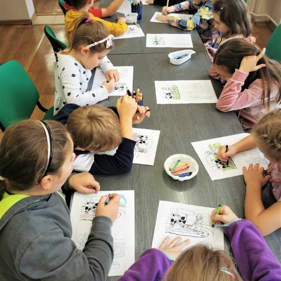 Dzieci rysują obrazki