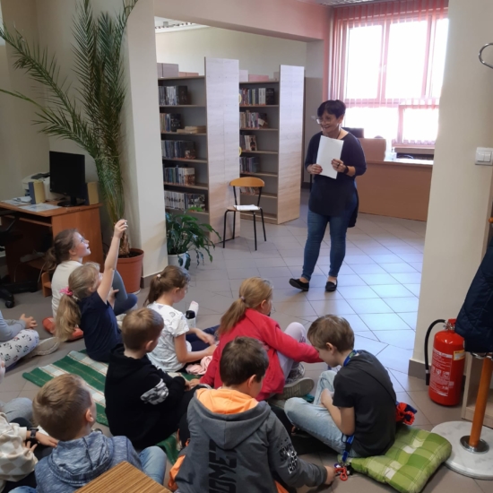 Dzieci słuchające bibliotekarki