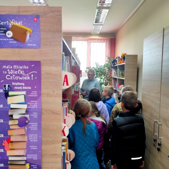 Dzieci zwiedzające Bibliotekę