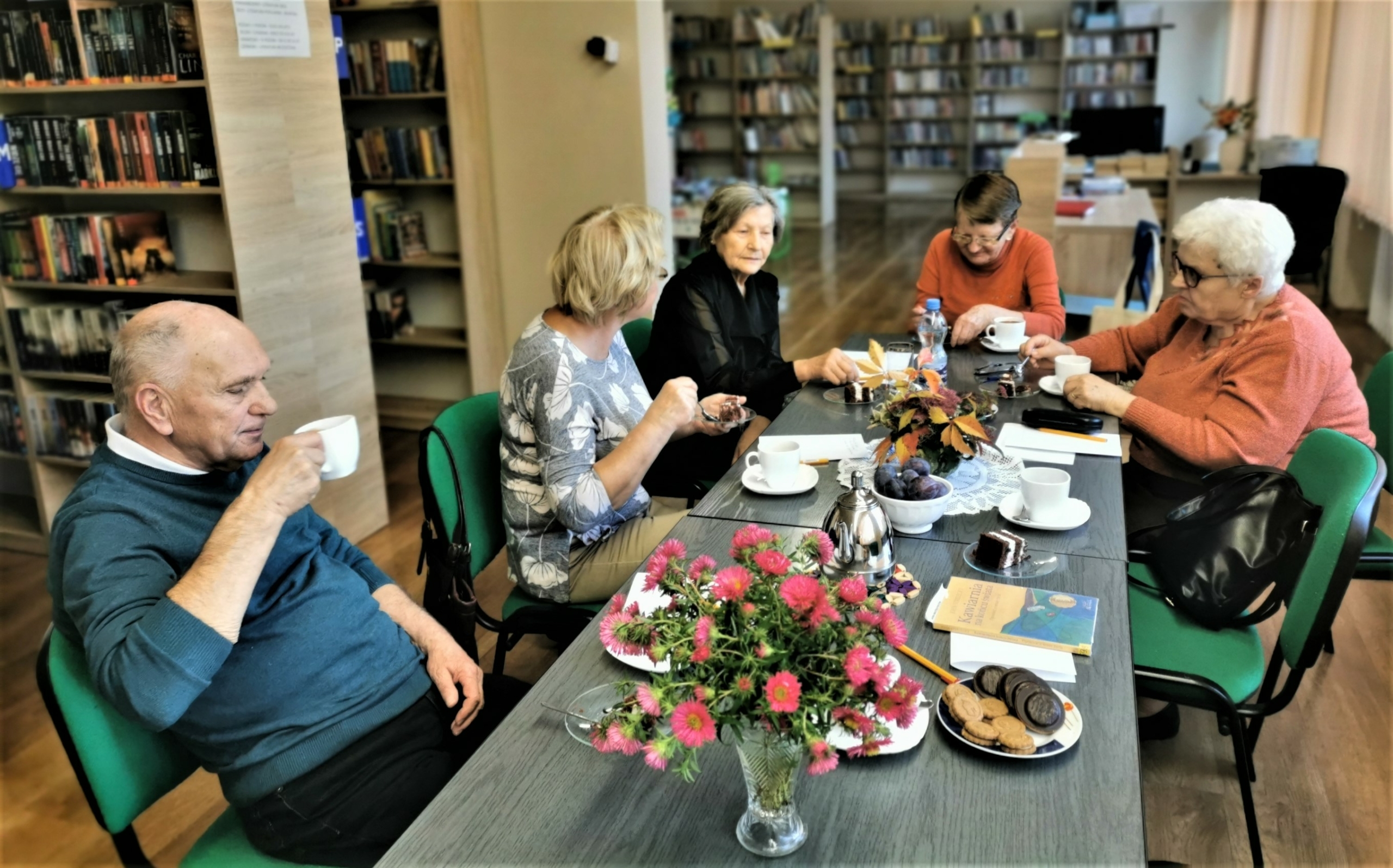 Spotkanie członków klubu książki w bibliotece
