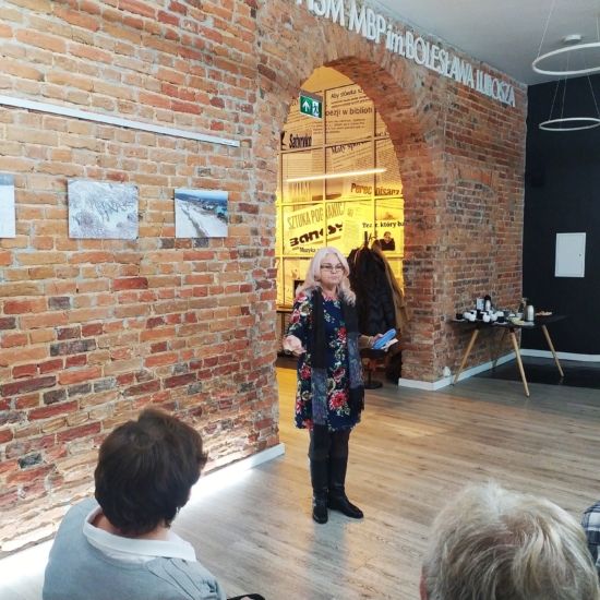 Janina Konieczna opowiadająca o swojej wystawie