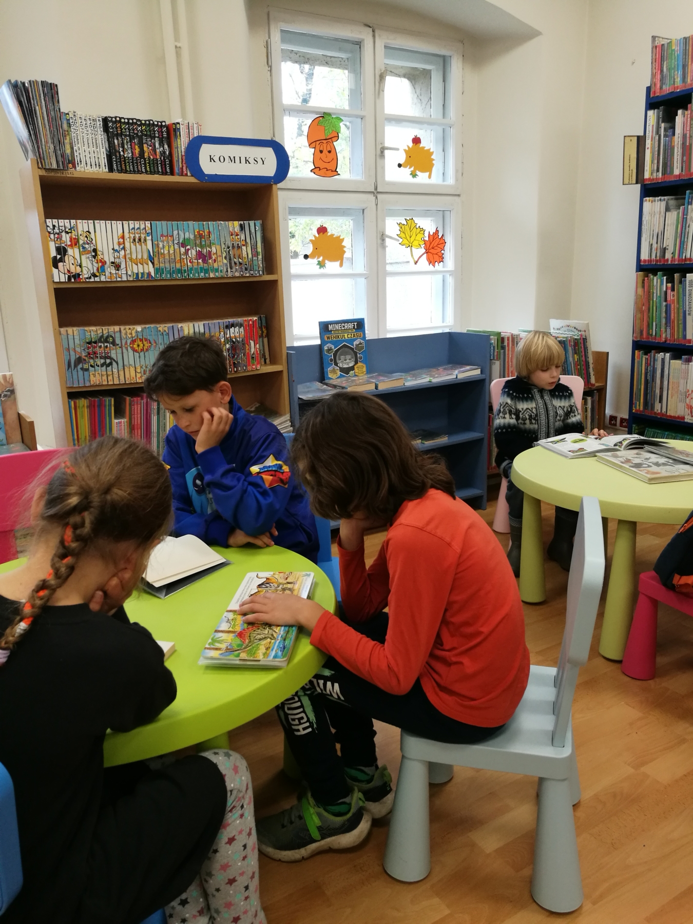 Dzieci czytające przy stoliku