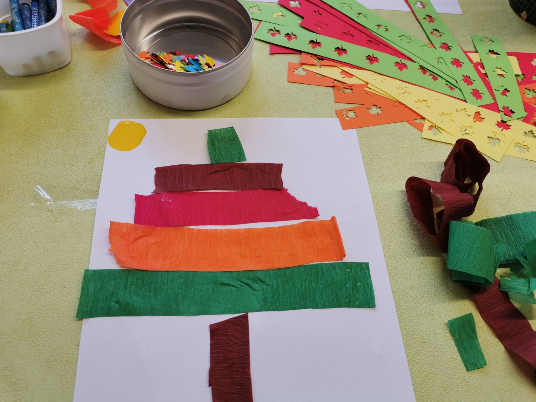 Praca plastyczna dziecka kolorowe drzewko