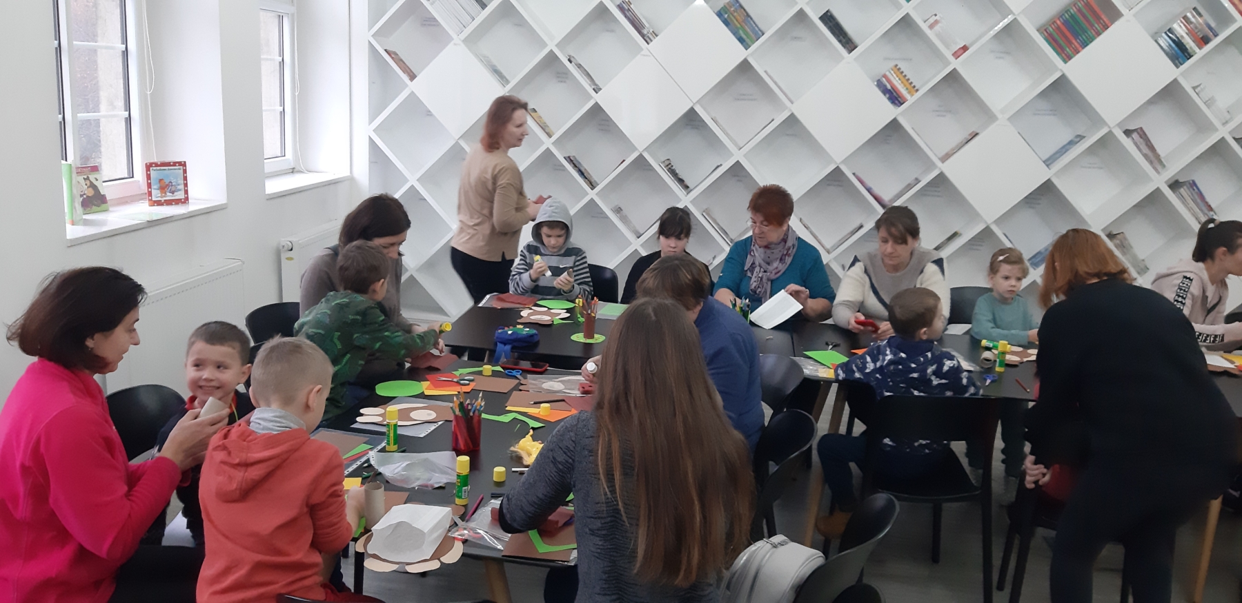Kraina Misia - warsztaty dla dzieci z Ukrainy. Dzieci wykonujące prace plastyczne