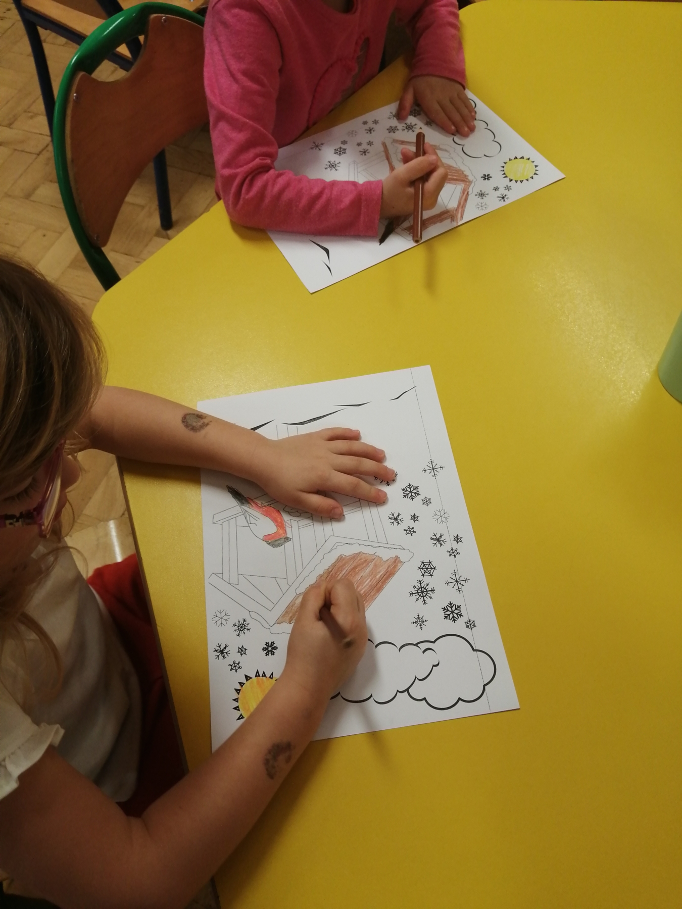 Dzieci rysują obrazek