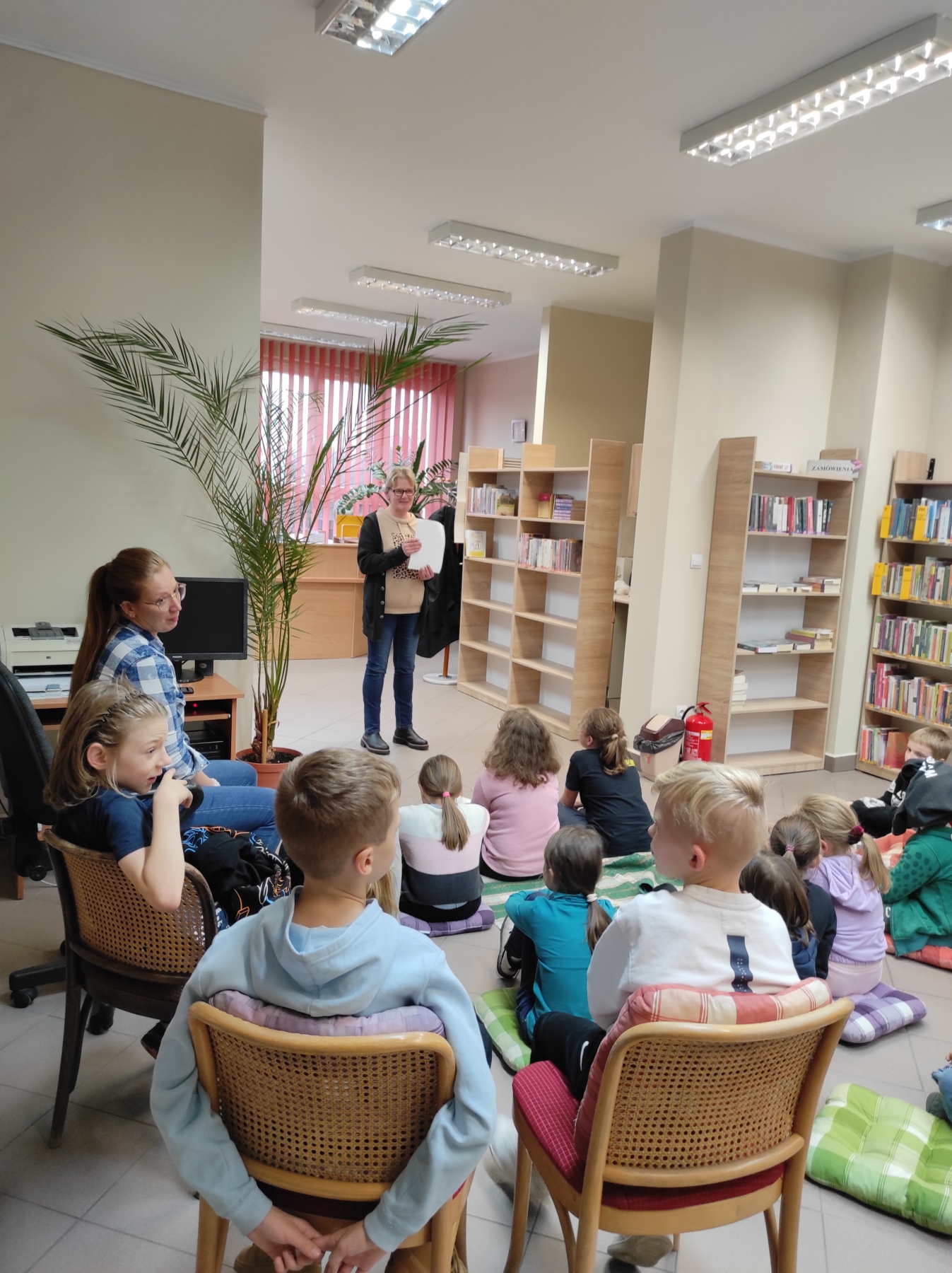 Dzieci słuchają bibliotekarki