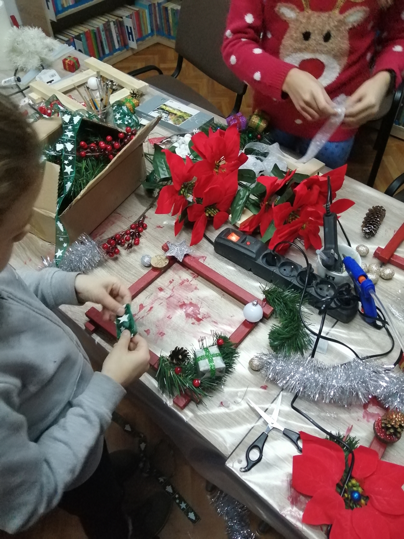 Dzieci wykonują świąteczne okienka