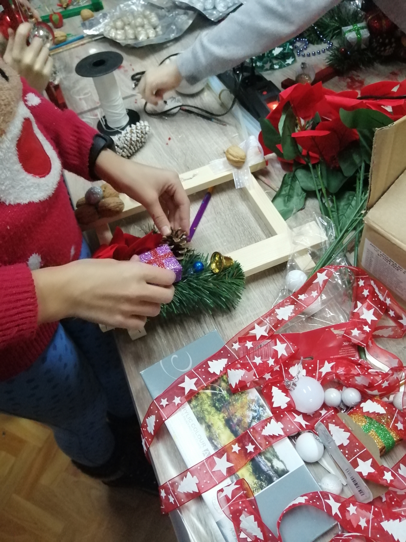 Dzieci wykonują świąteczne okienka