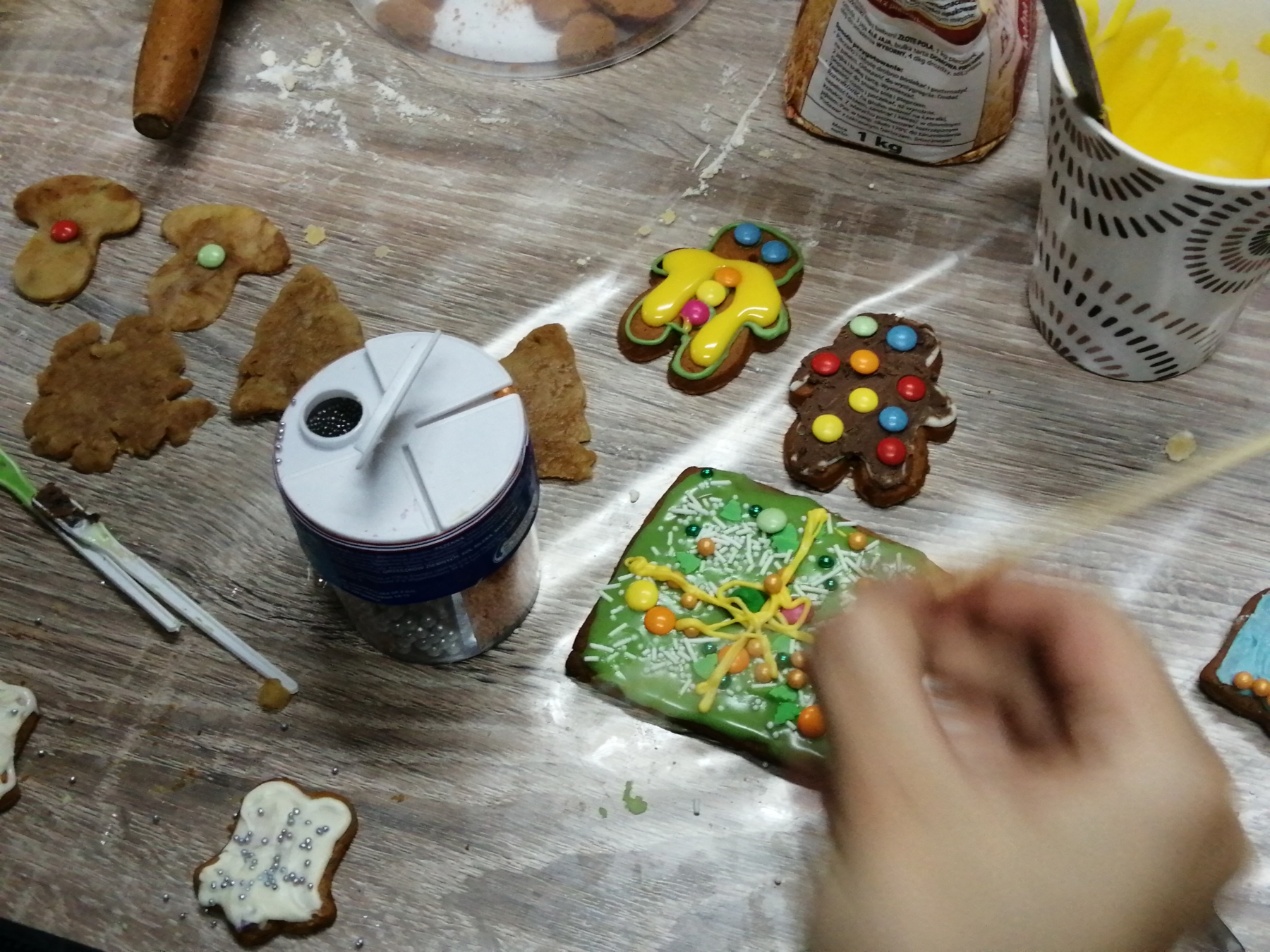 Dziecko dekoruje świąteczne pierniczki