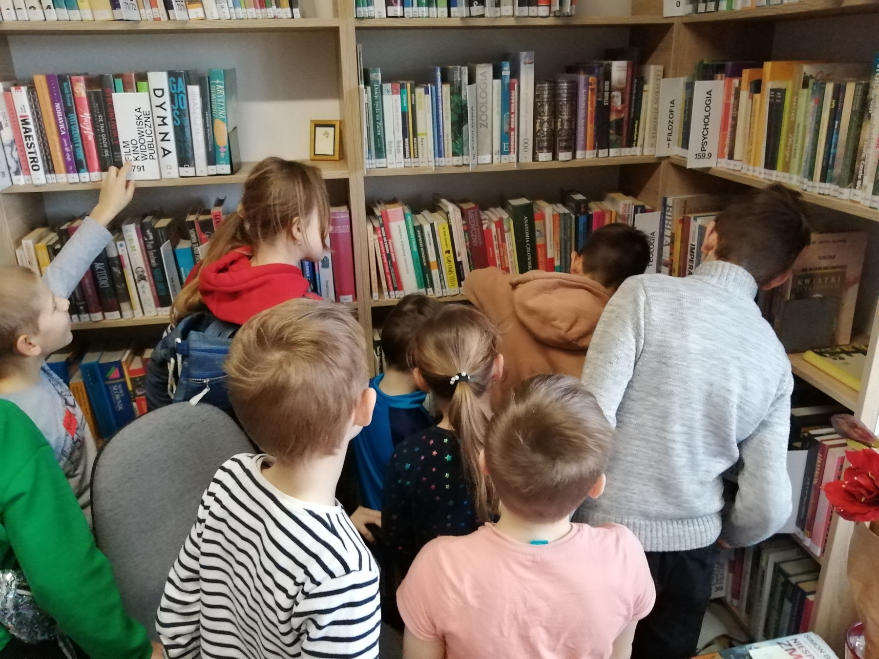 Dzieci rozwiązujące zagadki w Bibliotece