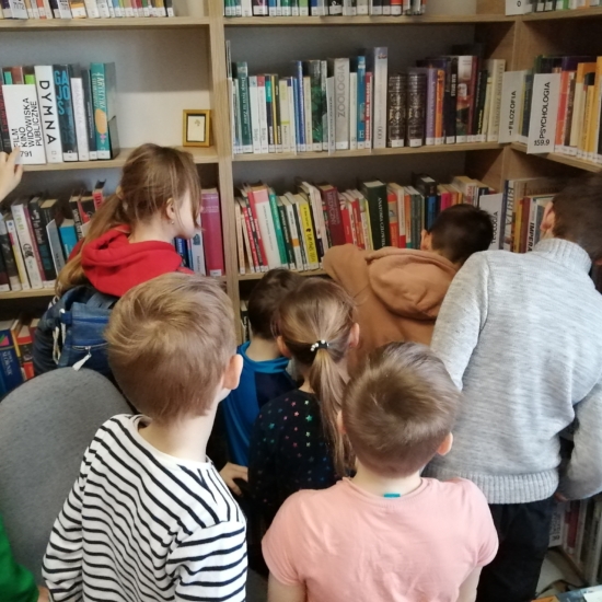 Dzieci rozwiązujące zagadki w Bibliotece