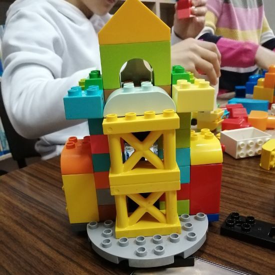 Budowla ułożona z kloców lego