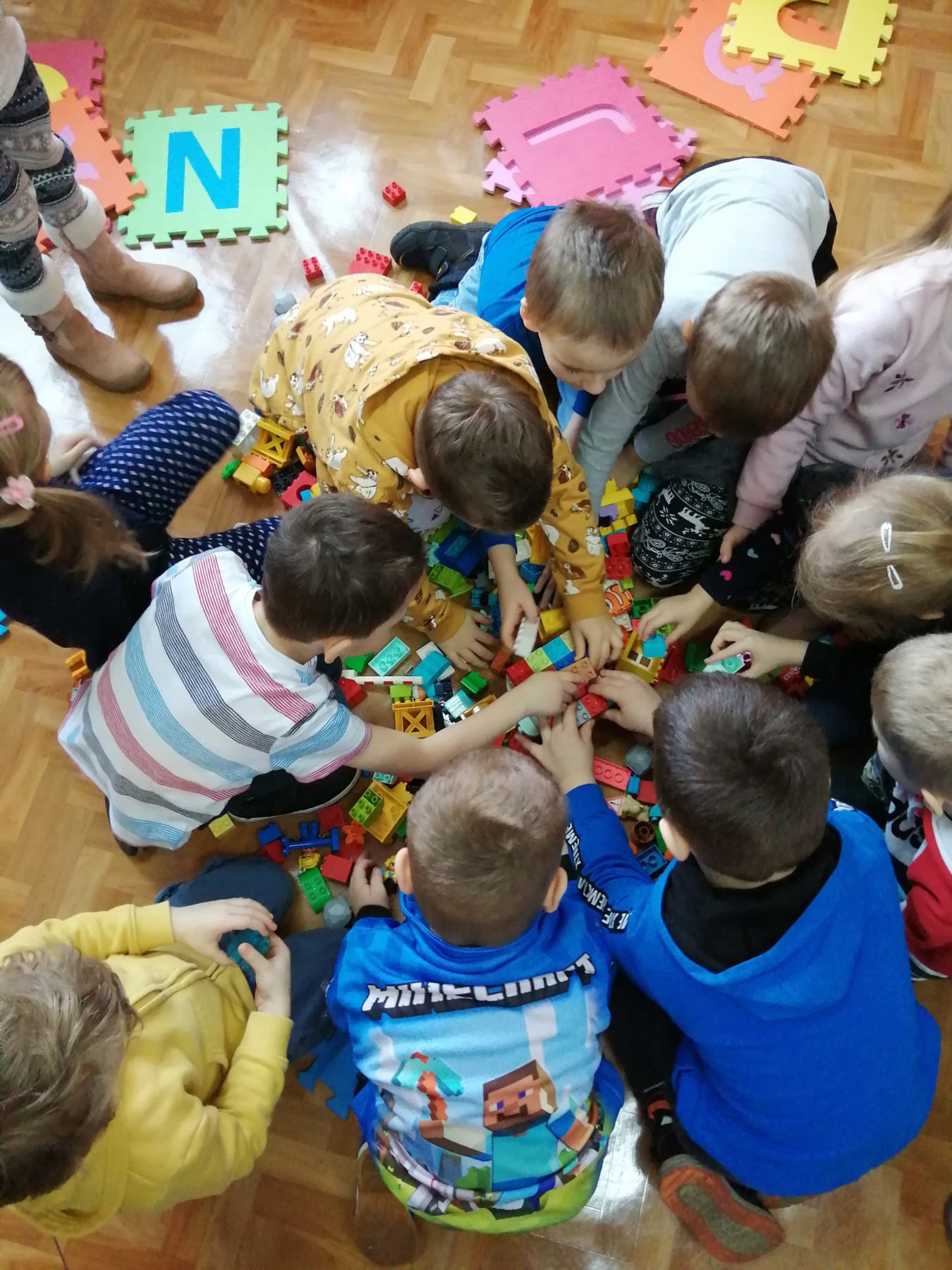 Dzieci budują z klocków wieżę