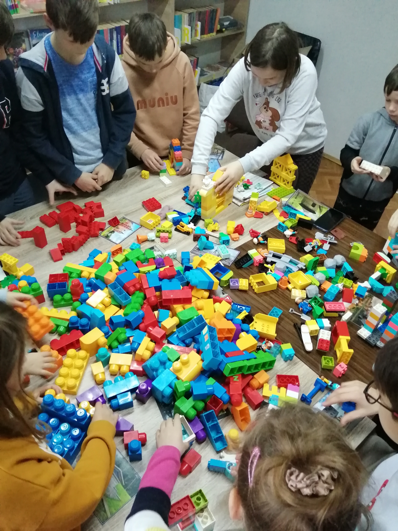 Dzieci układają klocki lego