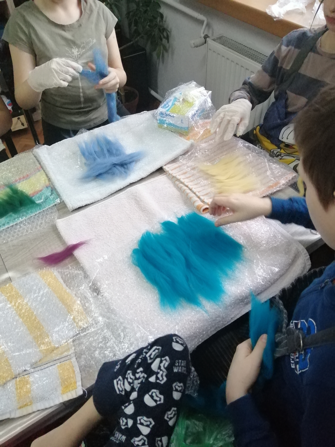 Dzieci wykonują prace z filcu na mokro