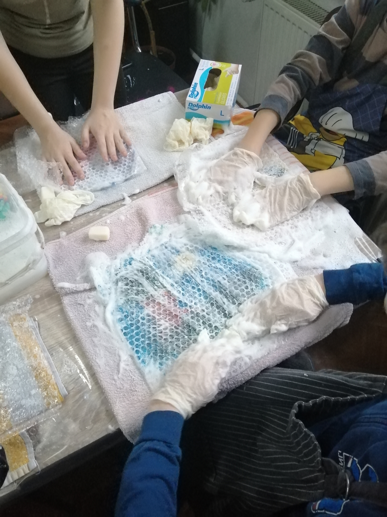 Dzieci wykonują prace z filcu na mokro
