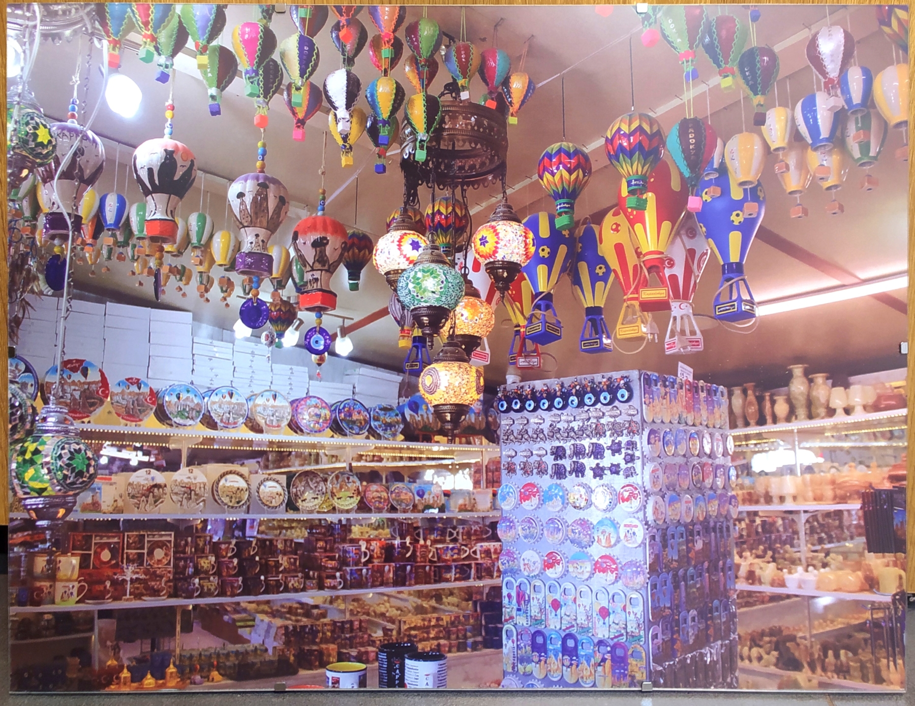 Zdjęcie przedstawiające wnętrze sklepu z pamiątkami