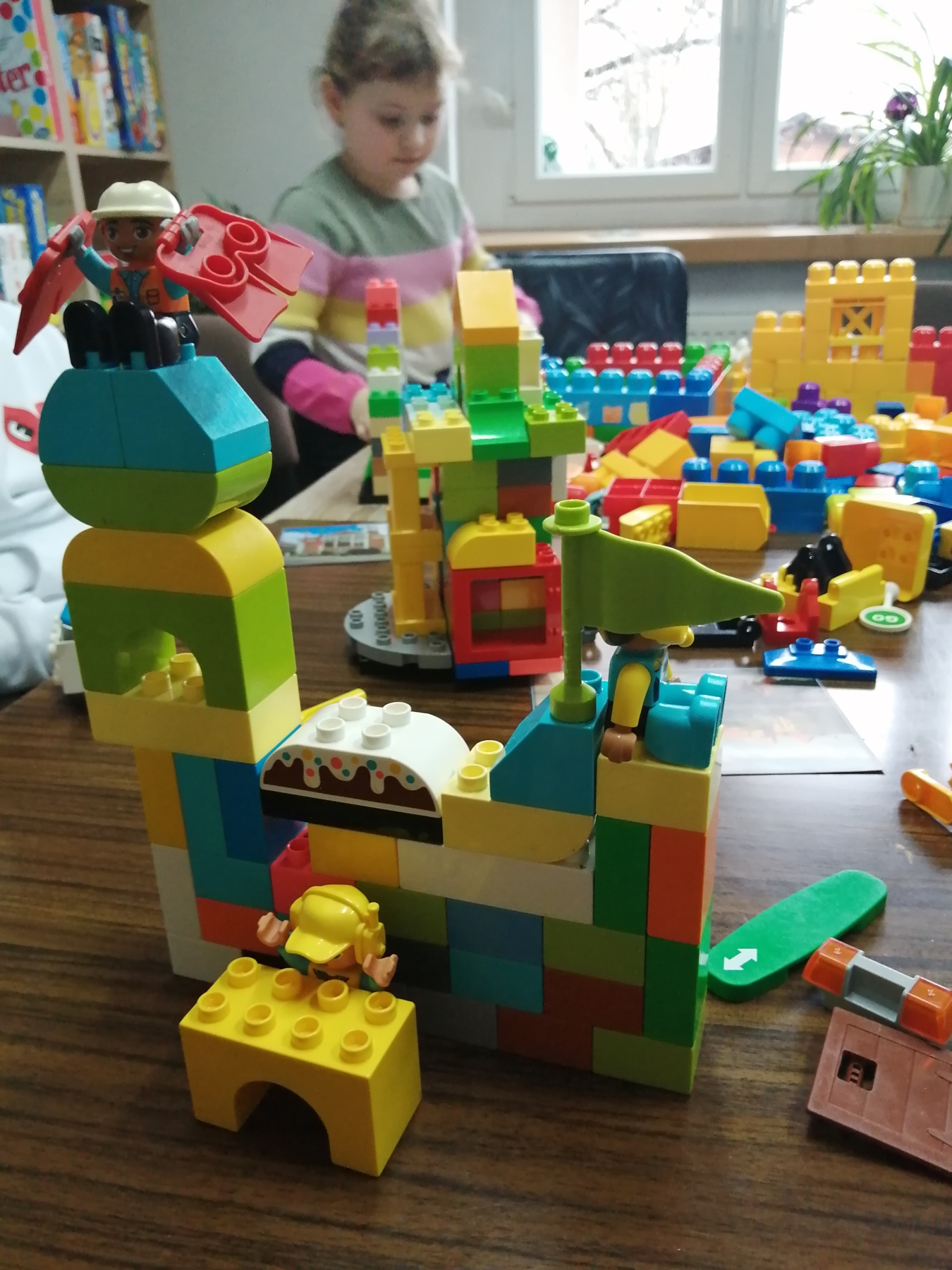 Budowle z klocków lego wykonane przez dzieci
