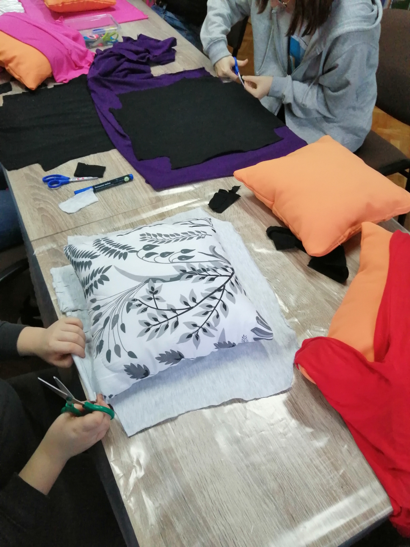 Uczestnicy warsztatów tworzą własne poduszki