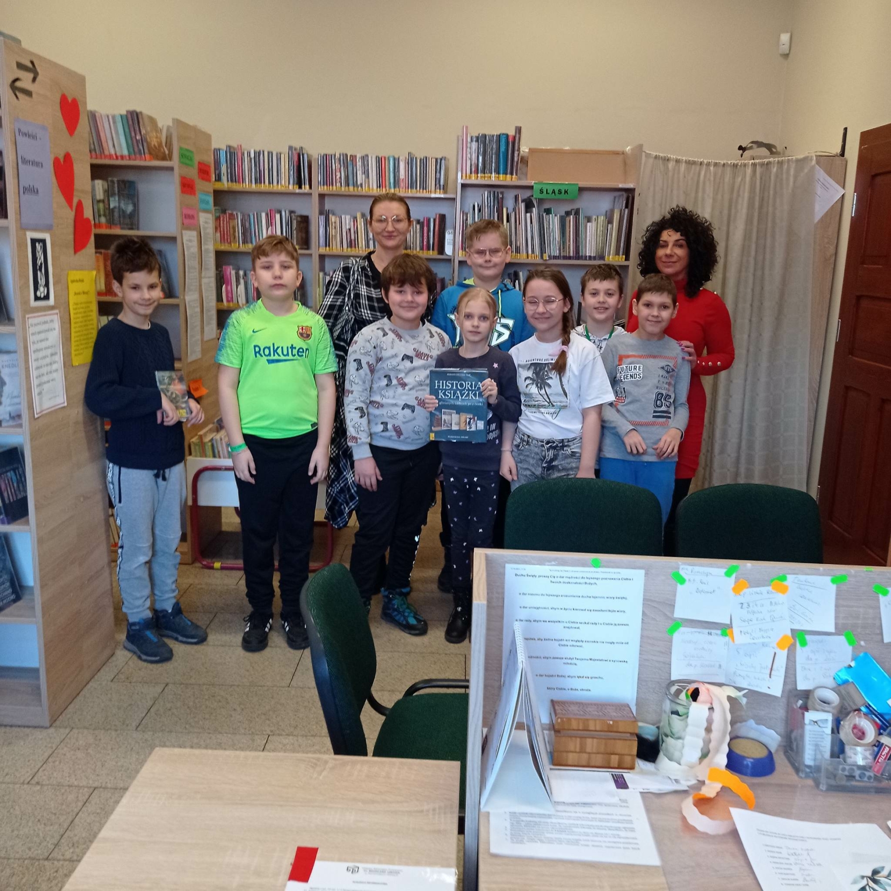 Uczniowie odwiedzający bibliotekę