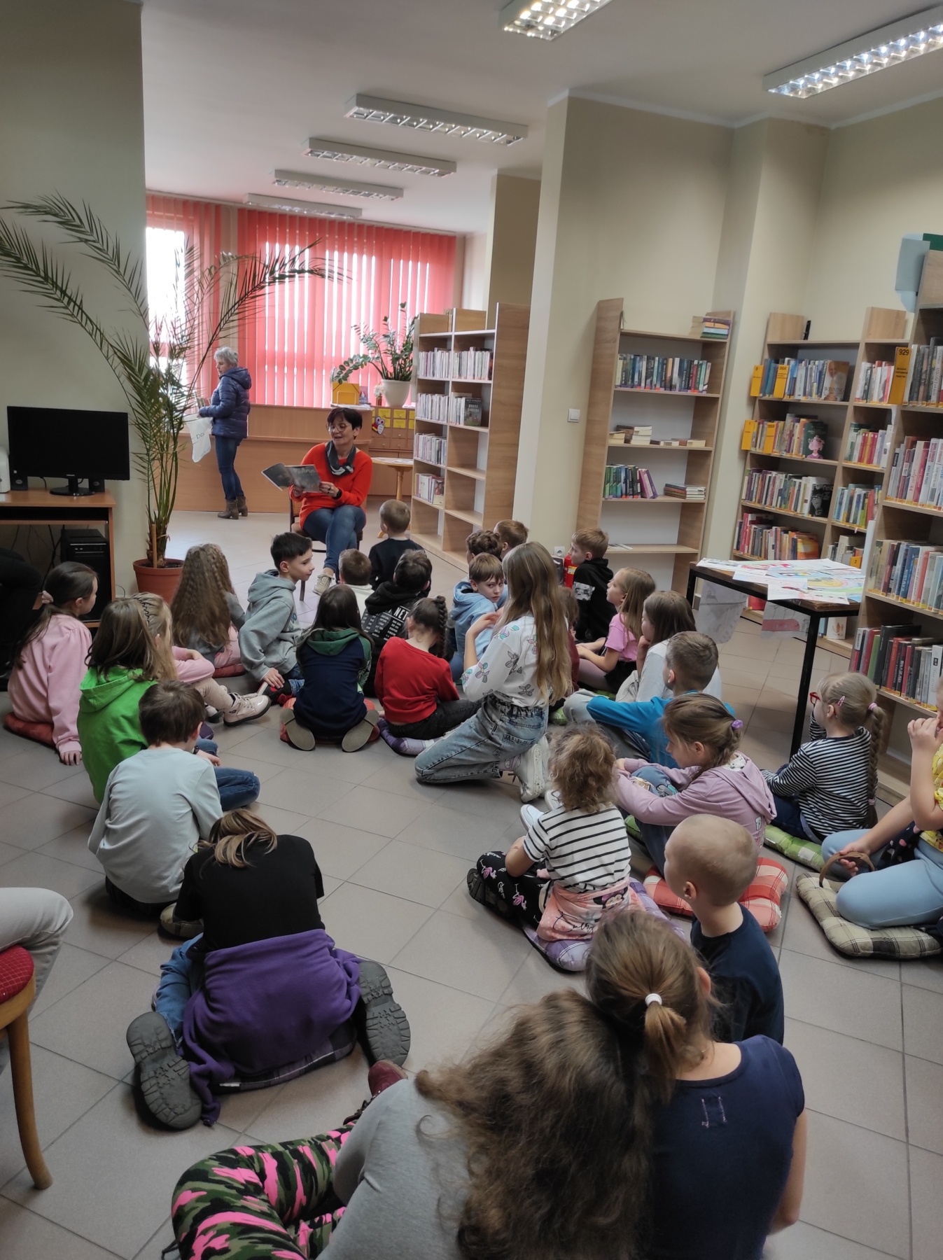 Dzieci słuchające bibliotekarki