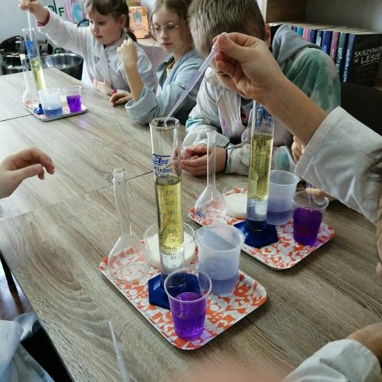 Młodzież wykonuje eksperymenty chemiczne