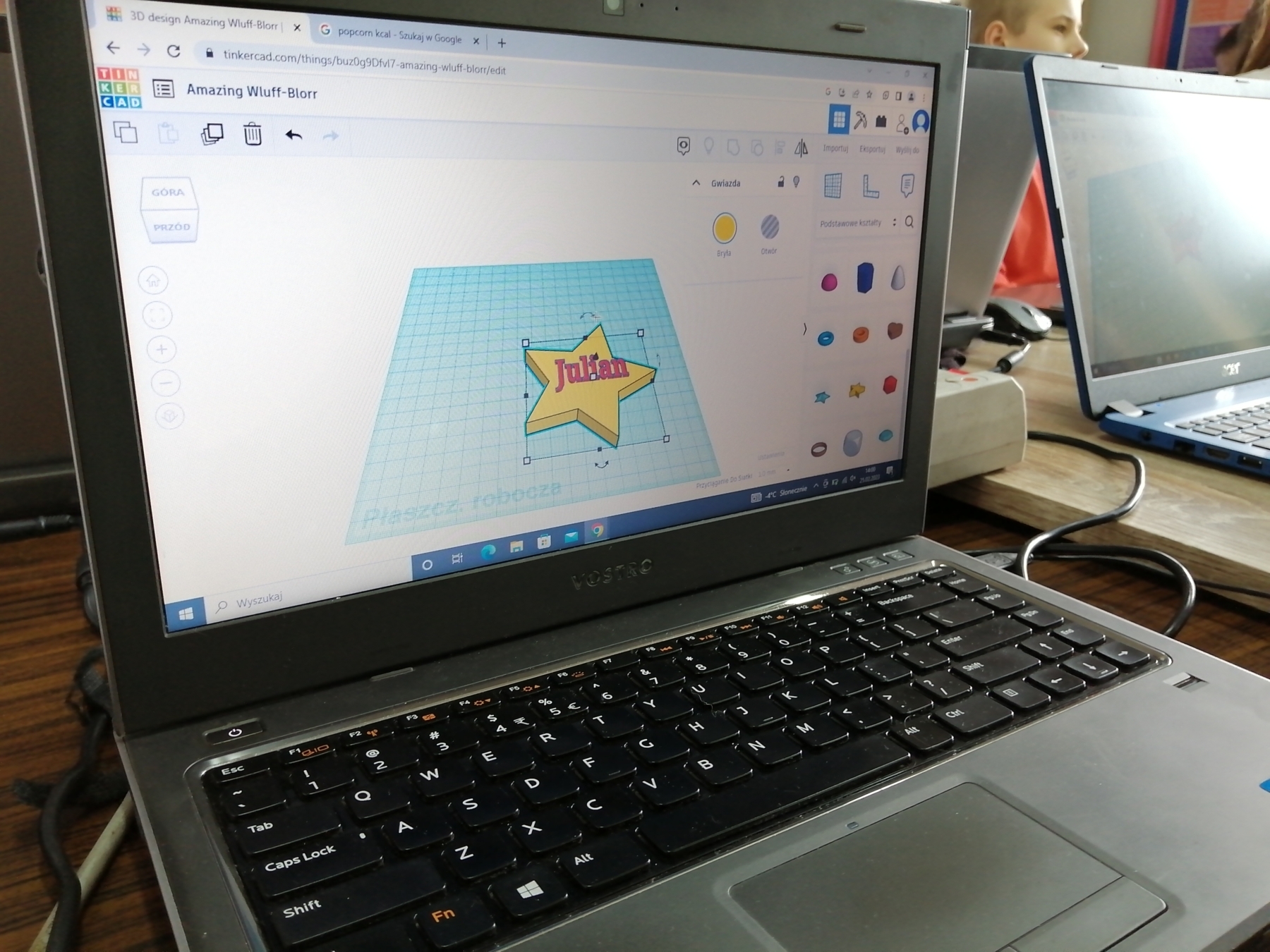 Projekt breloczka 3D na ekranie laptopa