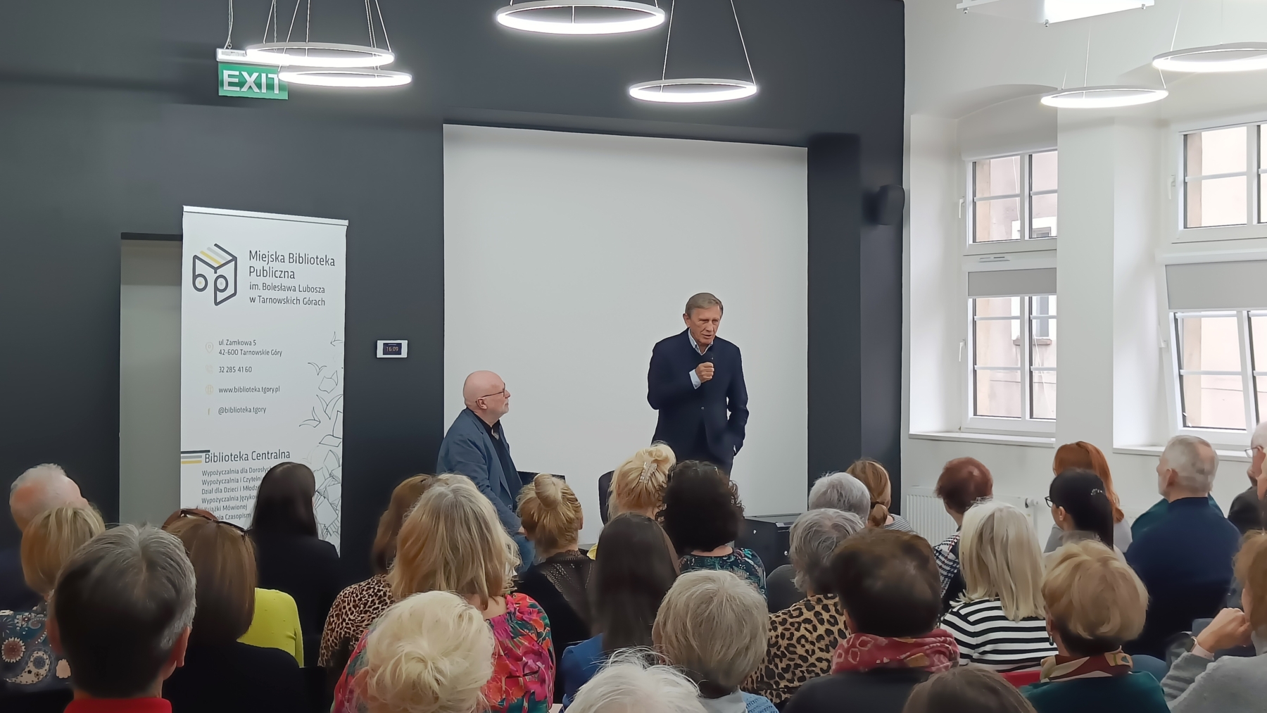Jan Englert mówiący do publiczności