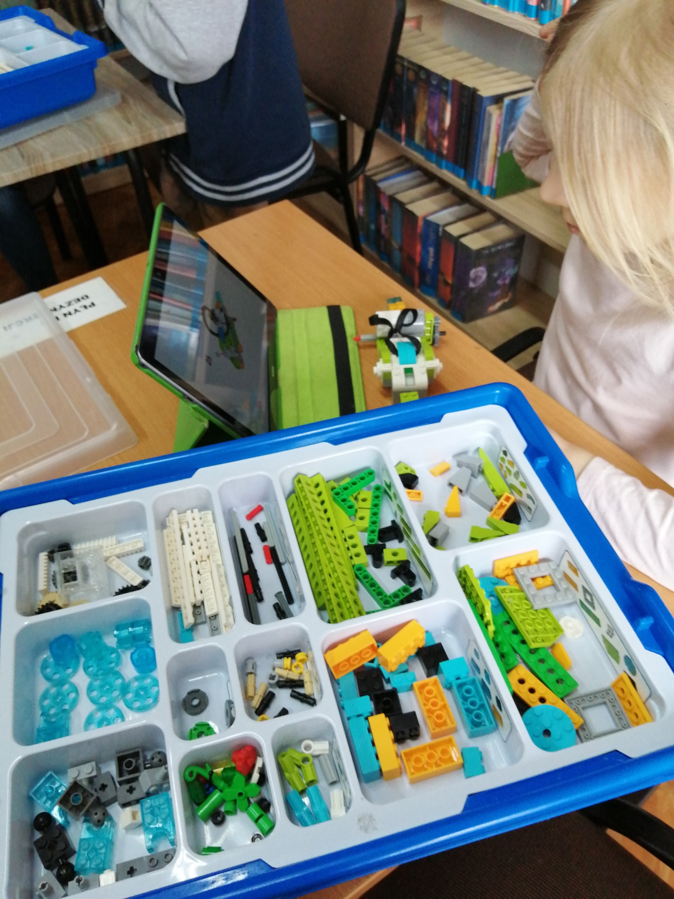 Dzieci budują konstrukcje z klocków Lego