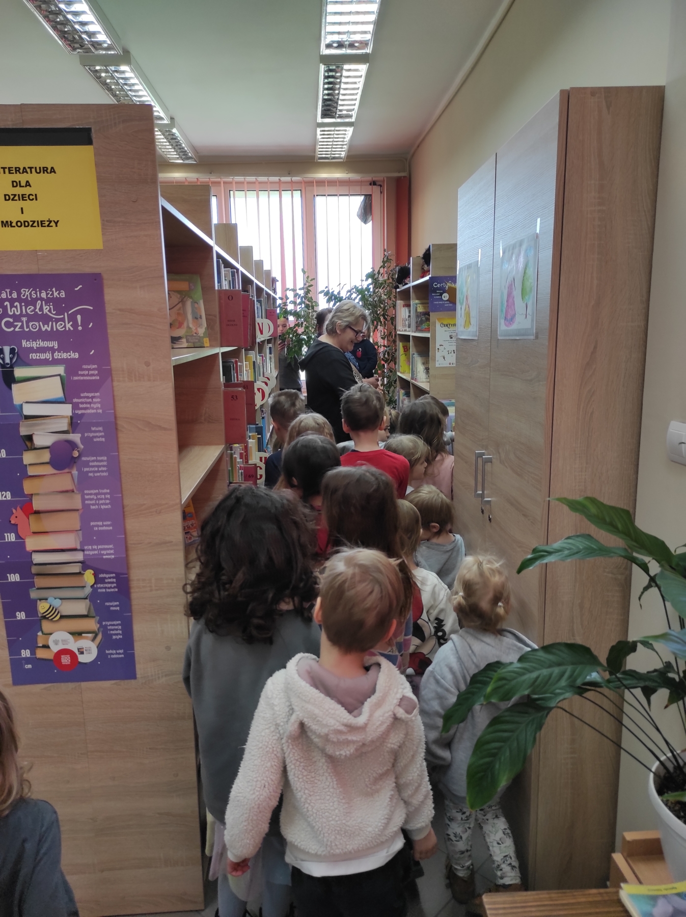 Dzieci oglądają bibliotekę