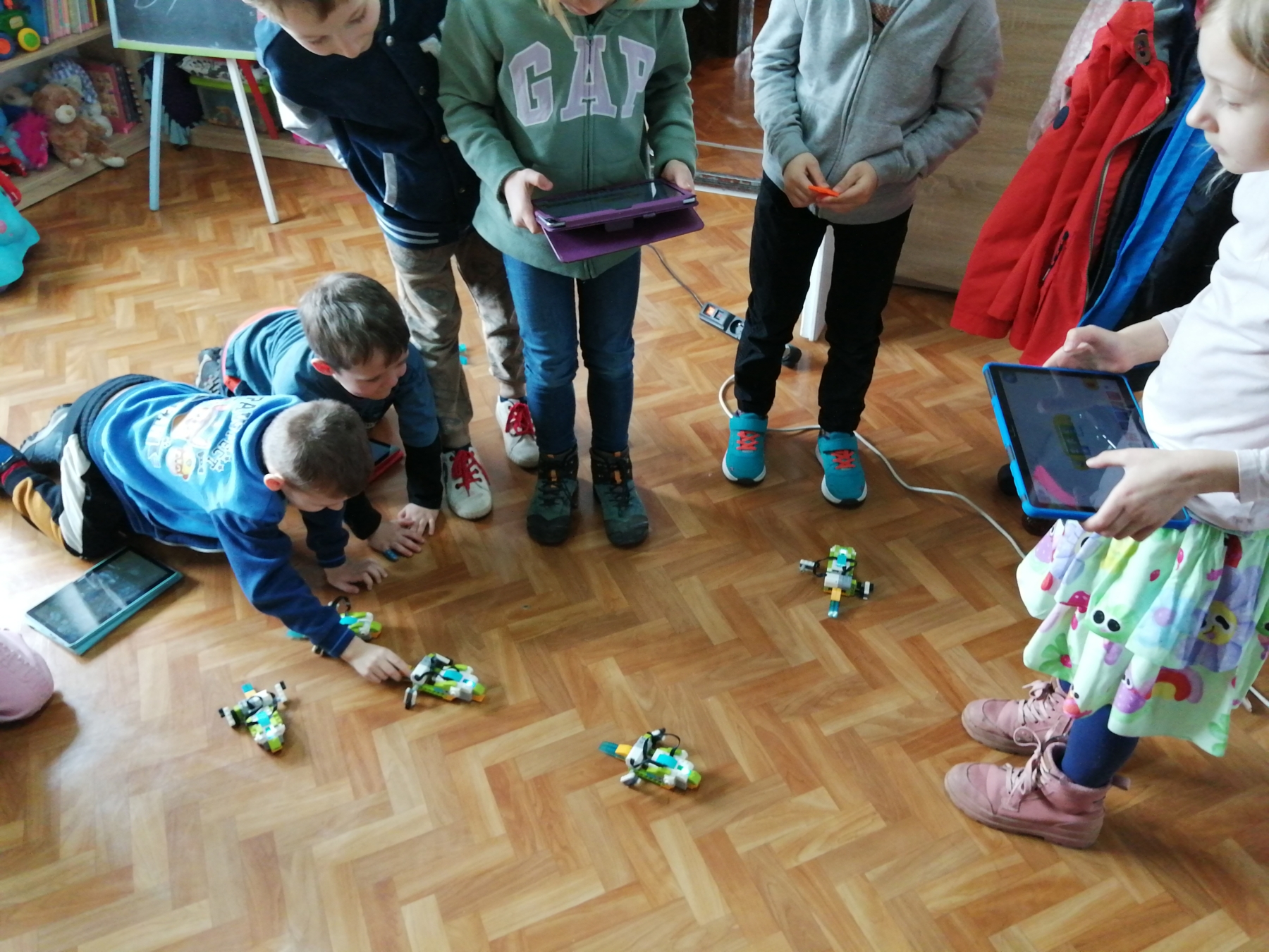 Dzieci sterują wykonanymi przez siebie robotami z klocków Lego