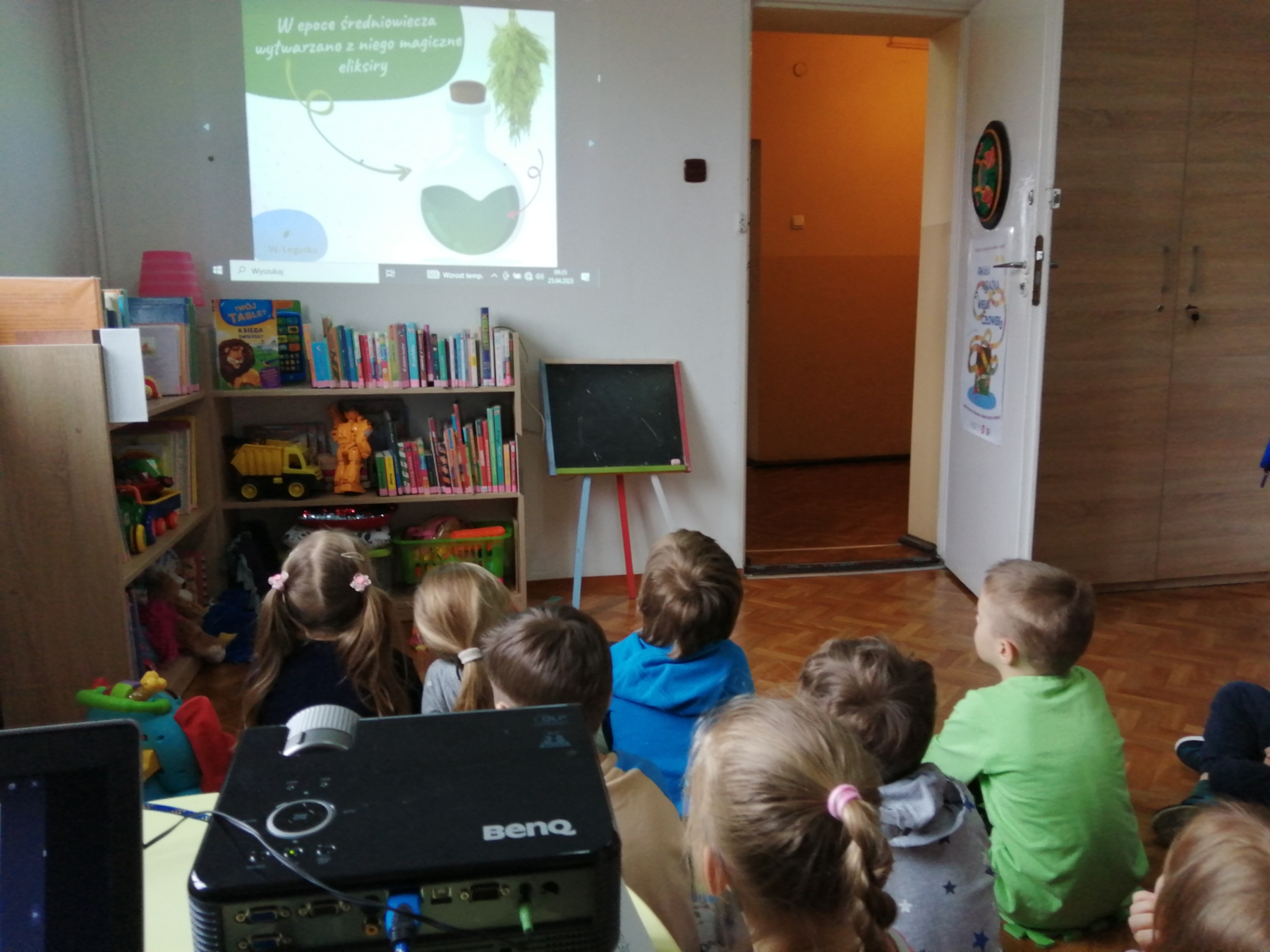 Przedszkolaki oglądaja prezentację o właściwościach koperku