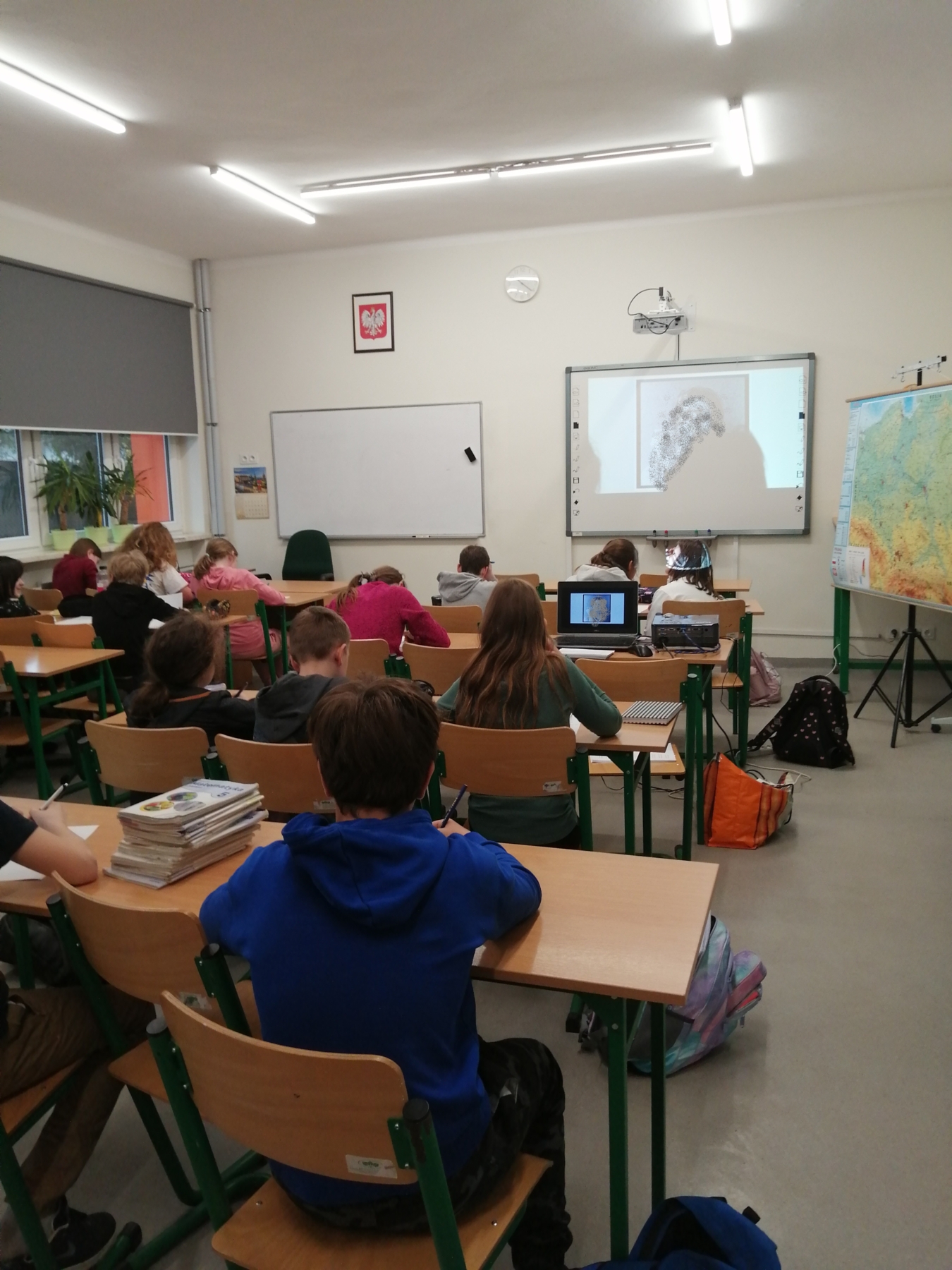 Uczniowie oglądają prezentację o Wisławie Szymborskiej