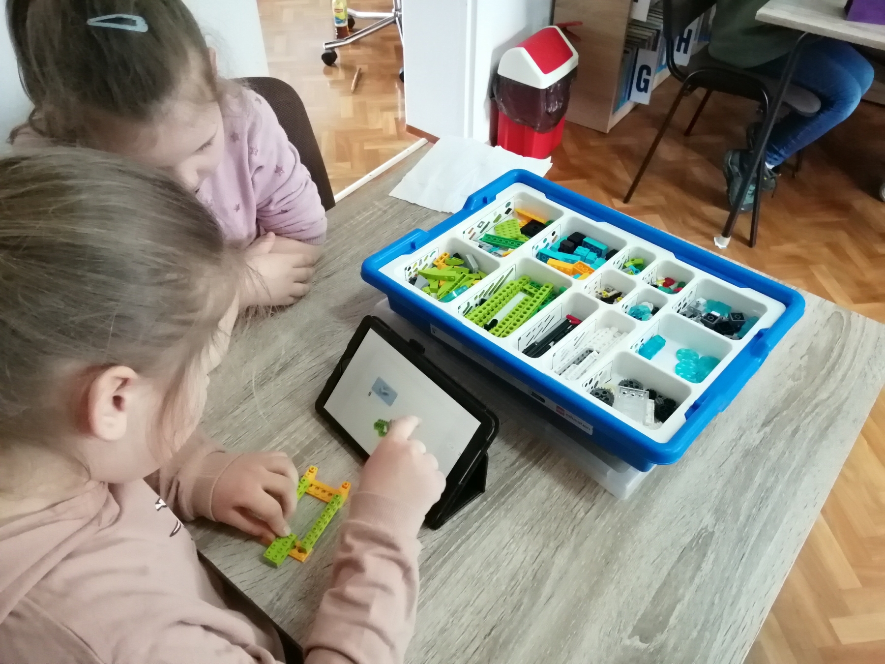 Dzieci budują konstrukcje z klocków Lego