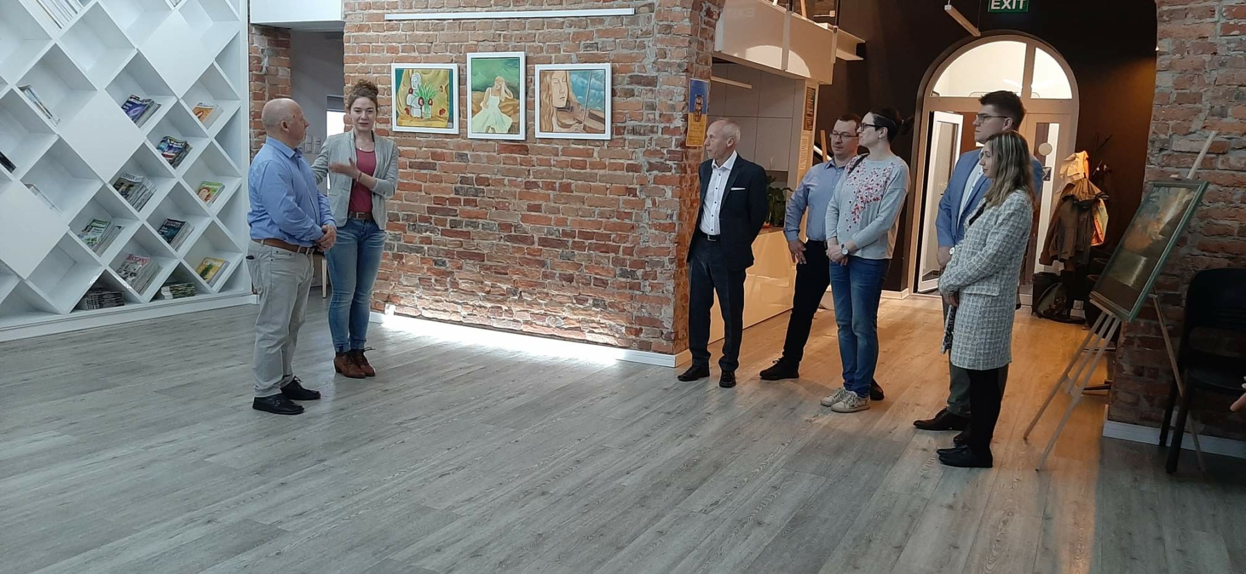 Henryk Kulik witający gości na wystawie