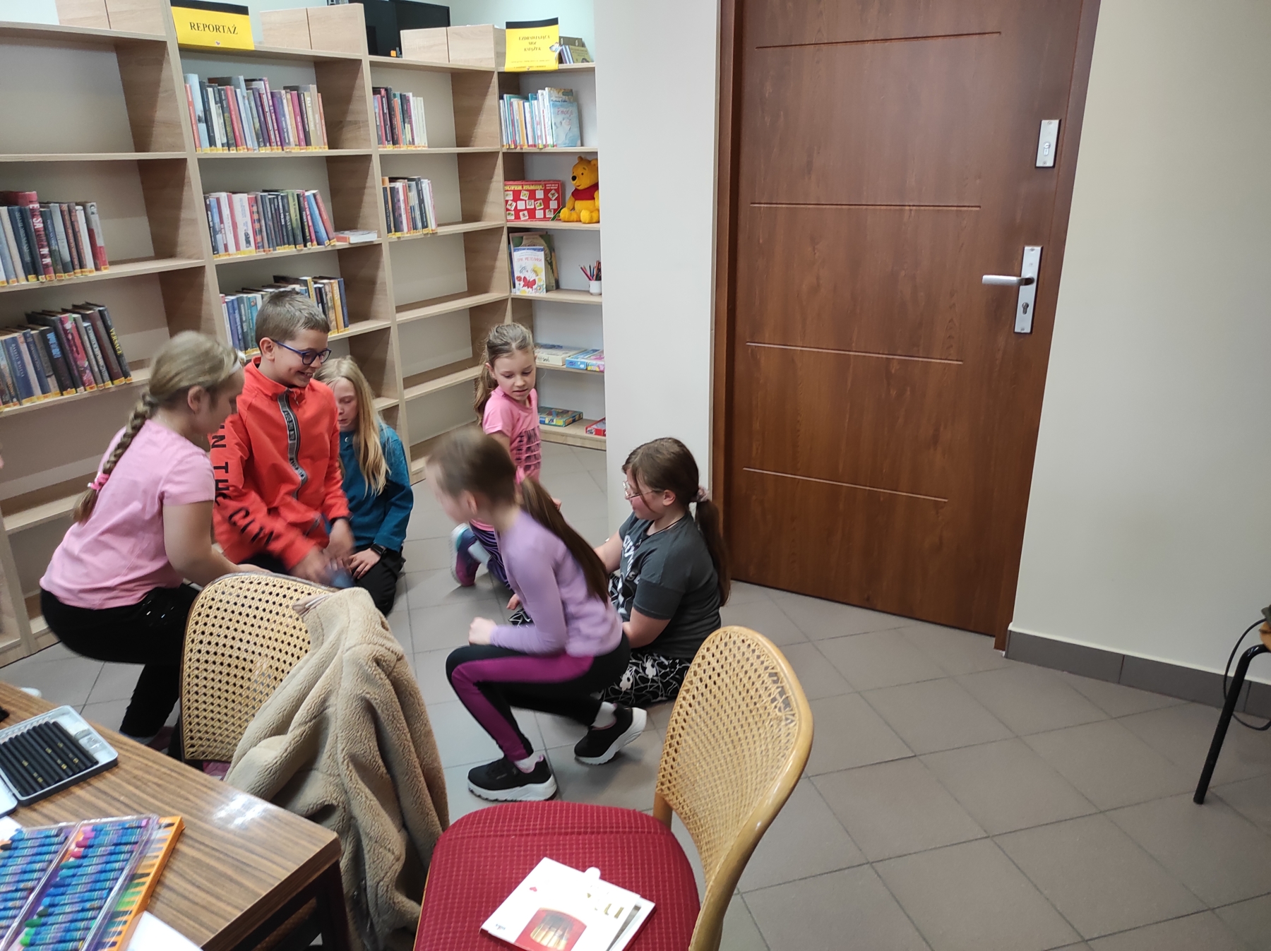 Dzieci bawiące się w bibliotece