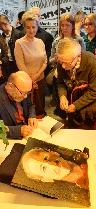Artur Barciś podpisujący książkę