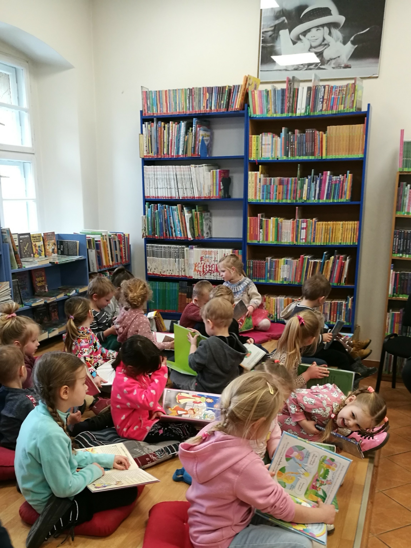 Dzieci oglądające książki w bibliotece