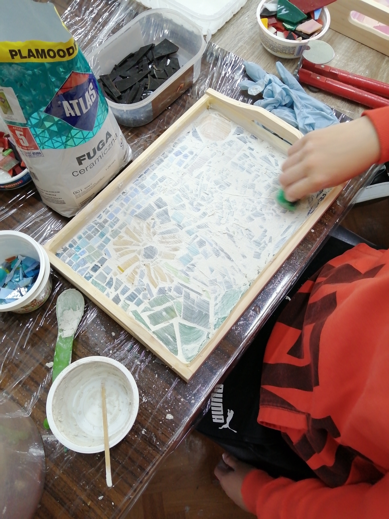 Dzieci tworzą mozaikowe kompozycje na tace