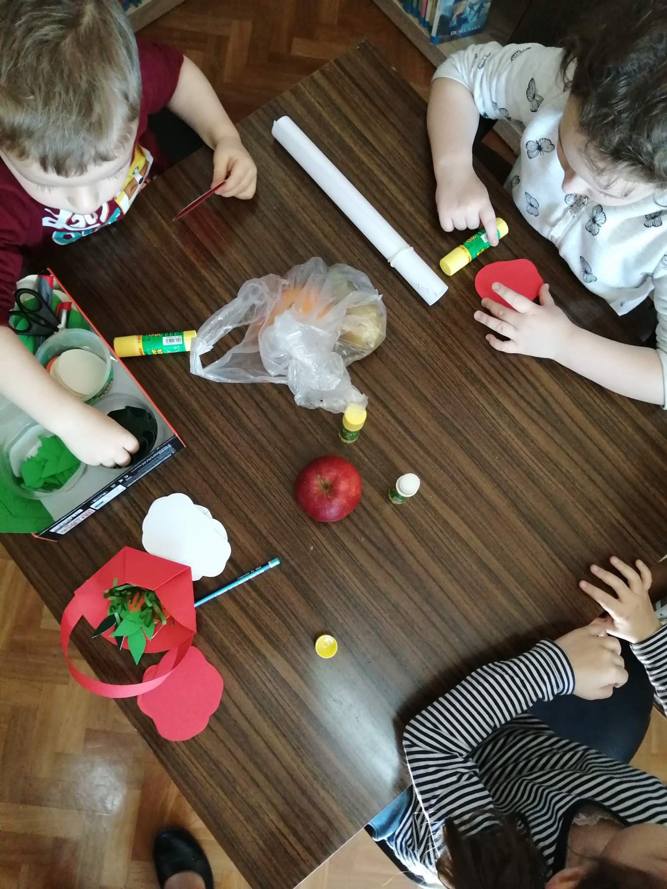 Przedszkolaki wykonują owoce z papieru