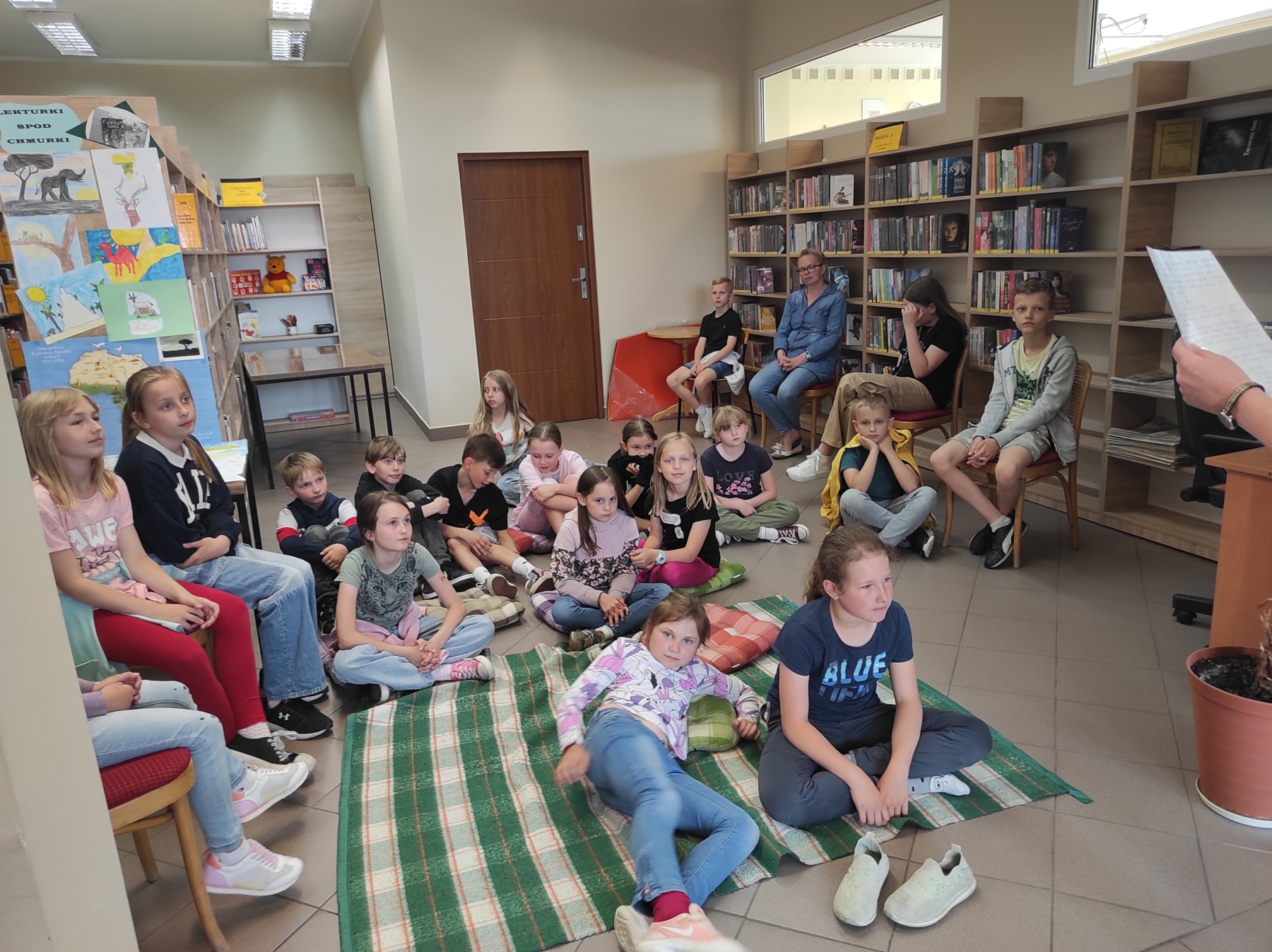 2. Dzieci siedzące na podłodze w bibliotece