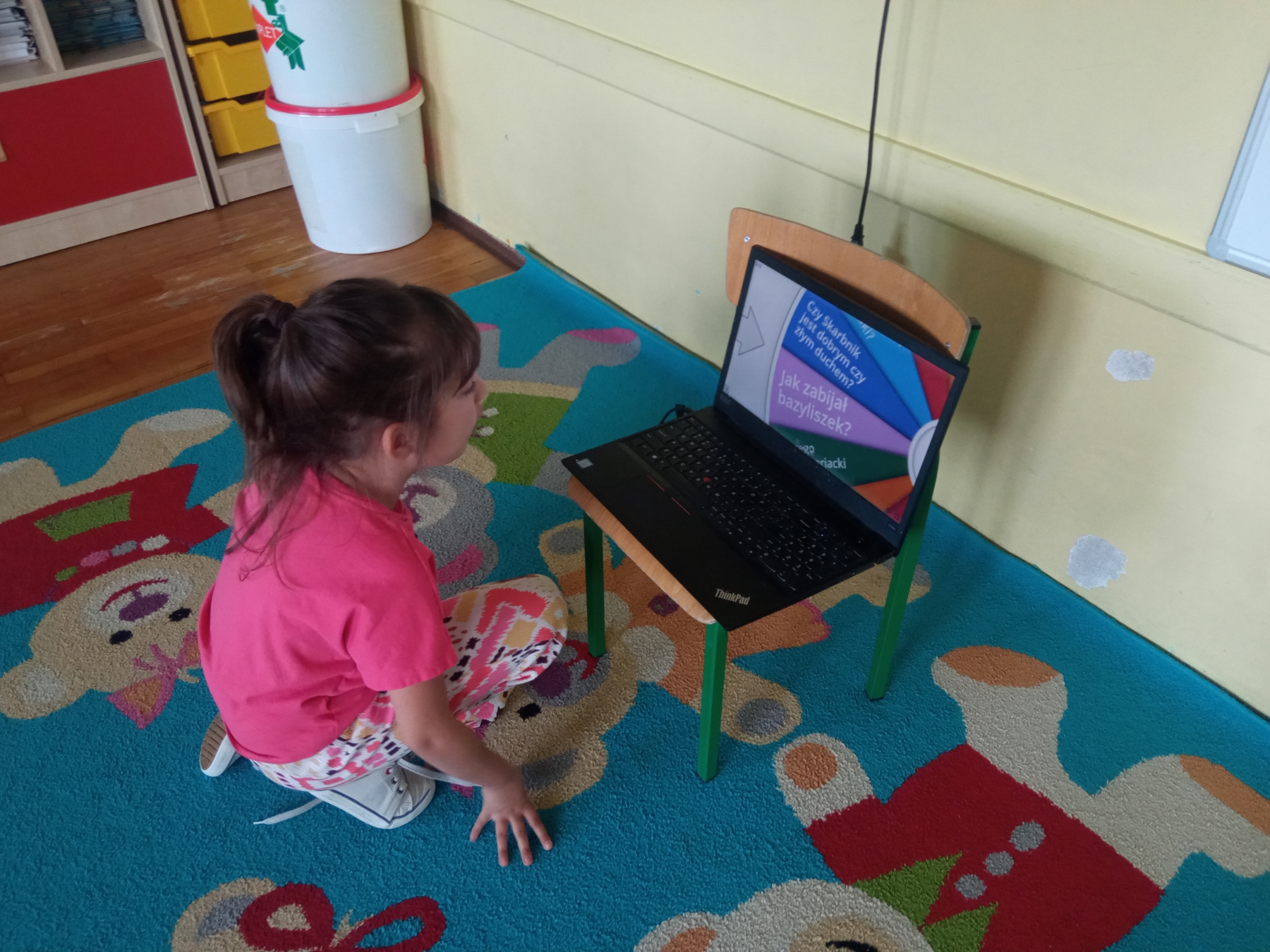 Dziewczynka patrząca na ekran komputera